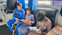 Manfaatkan Waktu Luang Seusai Mengaji Anak Anak Sambangi KMH KP XVIII - 2001 Untuk Belajar