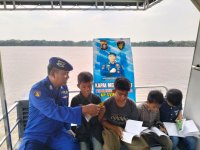 Manfaatkan Hari Libur, Pelajar Desa Bengkirai Kunjungi Perpustakaan Terapung