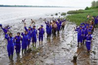 Dirpolairud Kombes Pol Boby Pimpin Penanaman Bakau Dan Bersih - Bersih Bantaran Sungai Mentaya Dalam Rangka HUT Ke -73 Polairud