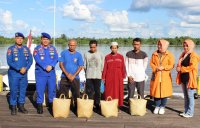 Momen Semangat Hut Ke 73 Polairud, Bhayangkari Ditpolairud Berikan Bansos Pada Warga Bantaran Sungai