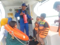 Anak-anak Bantaran Sungai Mentaya Dikenalkan Dengan Alat Keselamatan Diatas Kapal