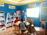 Antusias Anak - Anak SDN Tanjung Perawan Membaca Buku Di Mako Perwakilan Das Kahayan Bahaur