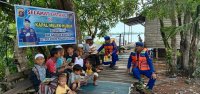 Kapal Melek Huruf KP XVIII - 1017 Ditpolairud Kunjungi Anak-anak Di Desa Sungai Rungun