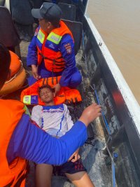 Personel Ditpolairud Evakuasi Korban Kecelakaan Balap Ketinting Di Das Kahayan